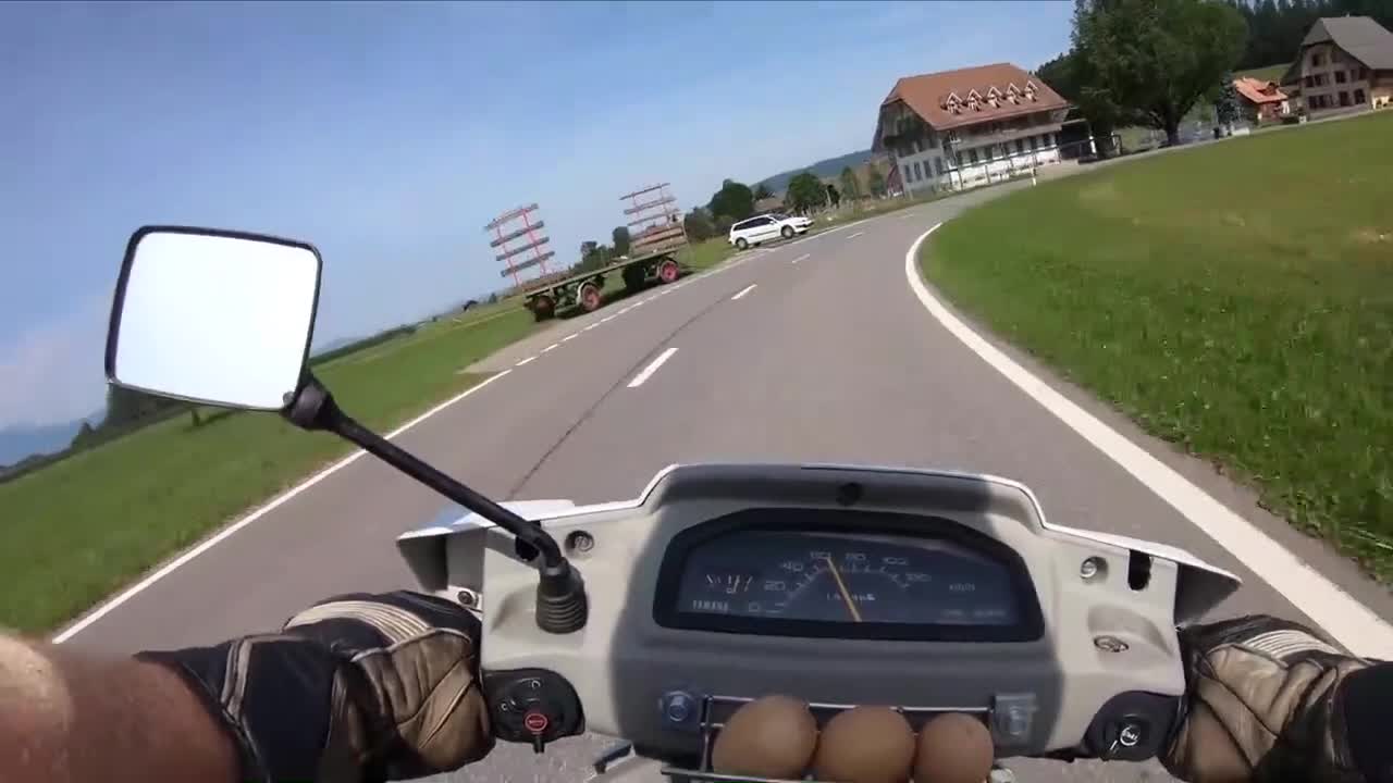 Un scooteriste balance des œufs sur les chauffards