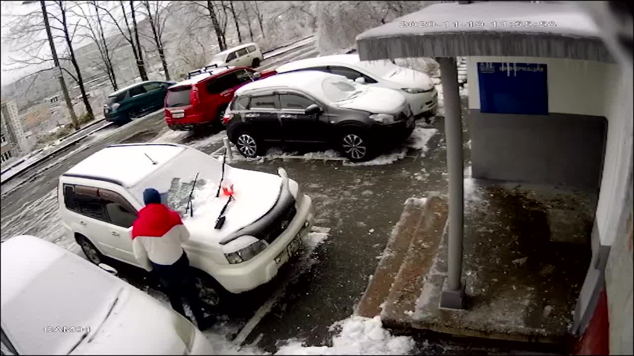 Un homme a une petite surprise façon &quot;Destination Finale&quot; en déneigeant sa voiture