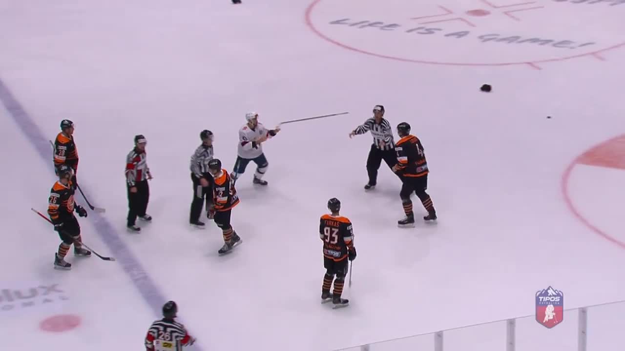 Bagarre et KO pendant un match de Hockey (Slovaquie)