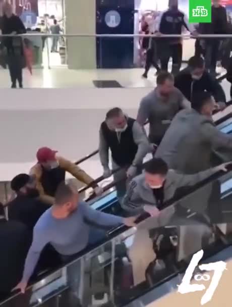 Ils unissent leurs forces pour sauver une petite fille qui a coincé sa main dans un escalator (Russie)
