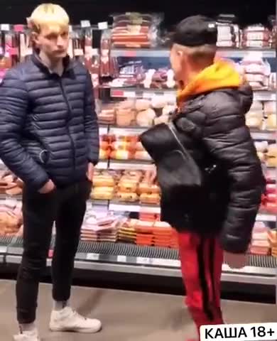 Deux jeunes suédois russes font un tour de magie pour voler dans un supermarché