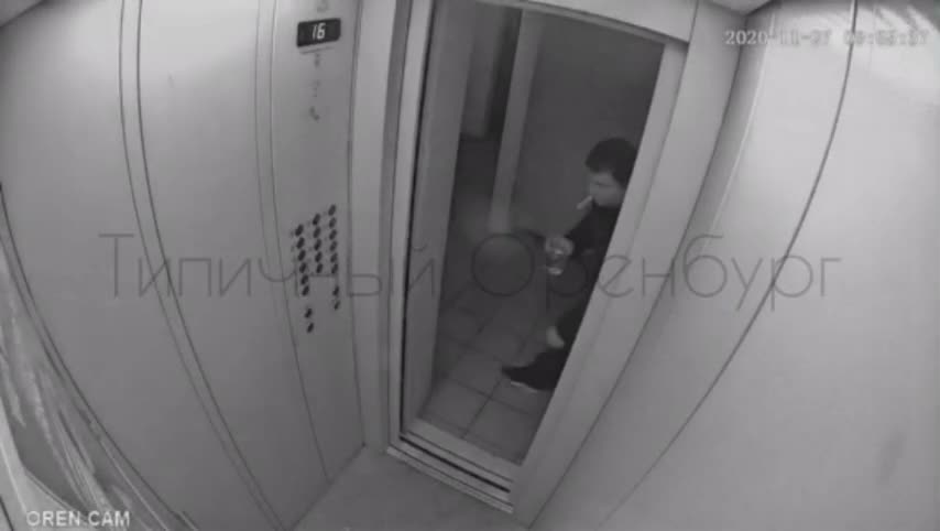 Un homme met le feu dans un ascenseur