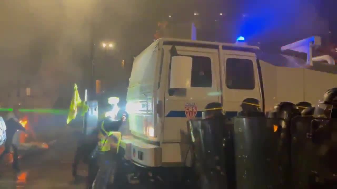 Gilet Jaune tente de bloquer un camion de CRS