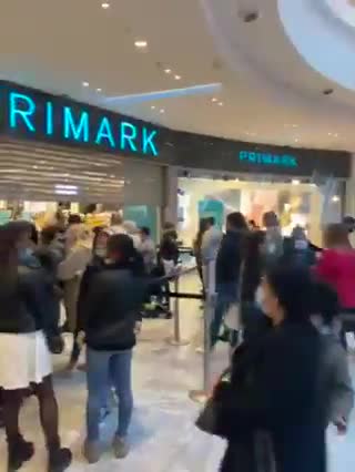 Une énorme file d'attente pour la réouverture d'un Primark à Marseille