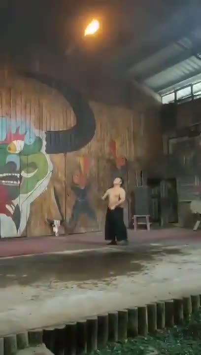 Un artiste met le feu Ă son pantalon