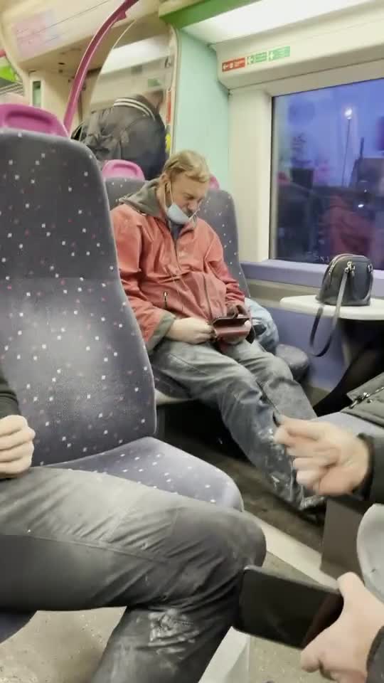 Dans le train, ils font une blague à un passager qui a oublié de brancher ses écouteurs