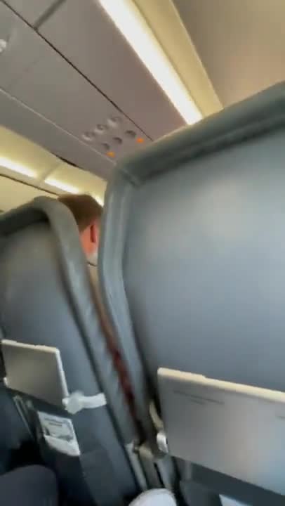 Une femme se fait virer de l'avion parce qu'elle refuse de porter le masque (Frontier Airlines)
