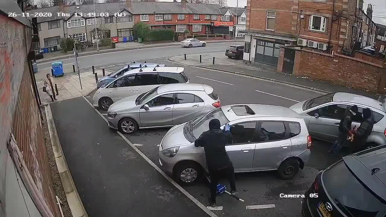 En pleine journée, ils volent le pot catalytique d'une voiture (Royaume-Uni)