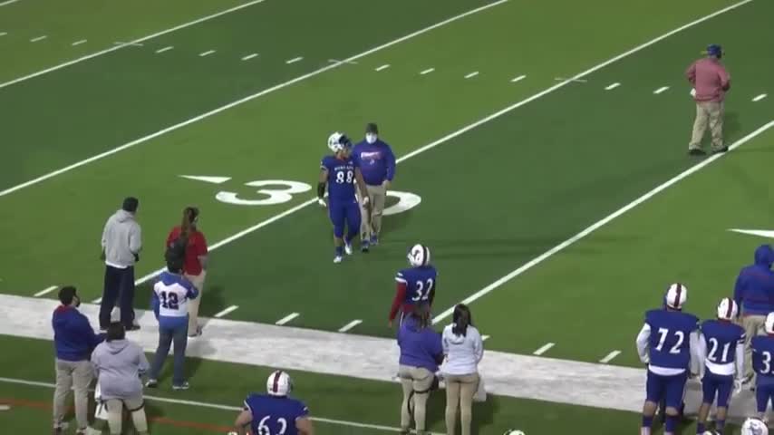 Football américain universitaire : un joueur balance un arbitre au sol