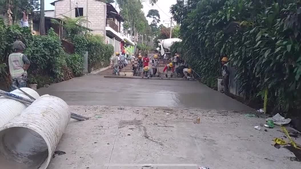 Un homme marche sur du béton frais, dans le plus grand des calmes