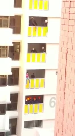 Un policier sauve une femme qui veut sauter de son balcon (Chine)