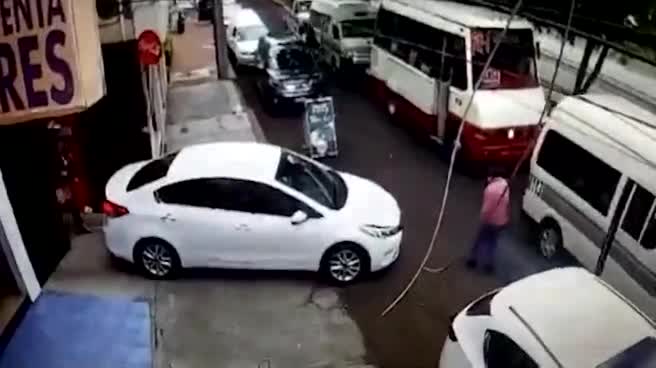 Deux voleurs de voiture tombent sur le mauvais client (Mexique)