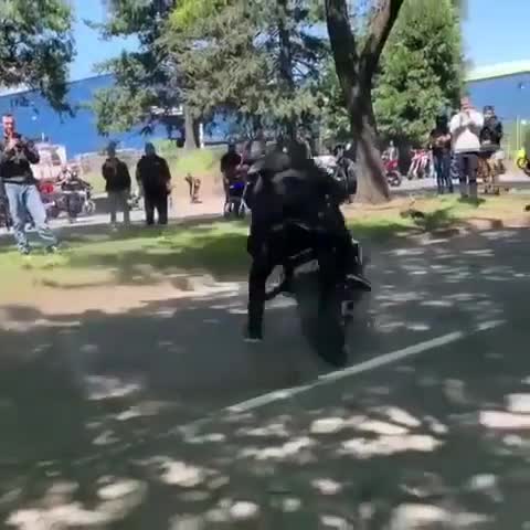 Un énorme Régis fait un drift avec sa moto