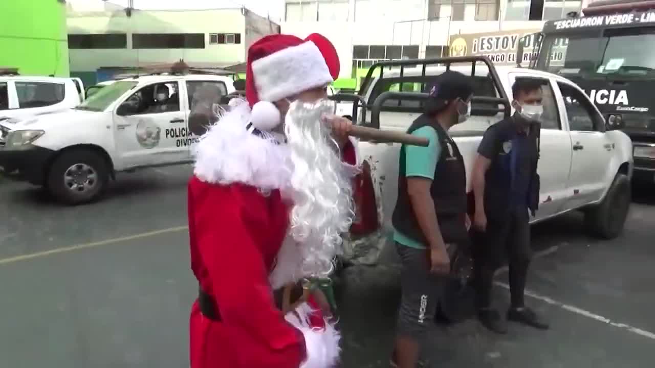 Des policiers se déguisent en Père Noël pour arrêter un dealer (Pérou)