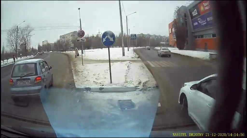 Un chauffeur de camion donne une leçon à un automobiliste qui bloque la circulation (Russie)