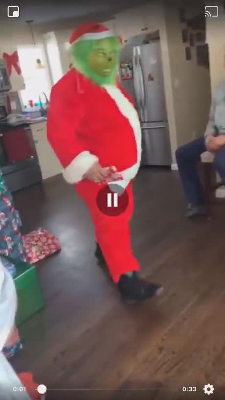 Un père Noël terrorise des enfants