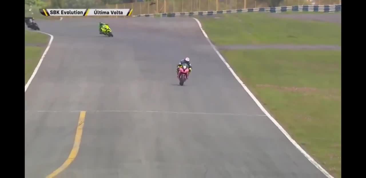 Le pilote de moto André Verissimo a célébré sa victoire un peu trop vite
