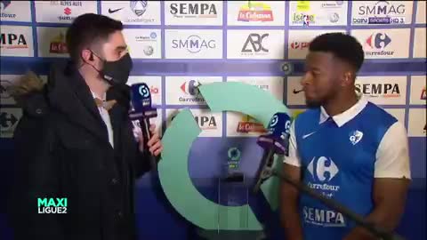 Mamadou Diallo confond le trophée avec son socle