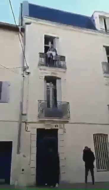 Des jeunes sauvent un homme qui veut sauter par sa fenêtre (Béziers)