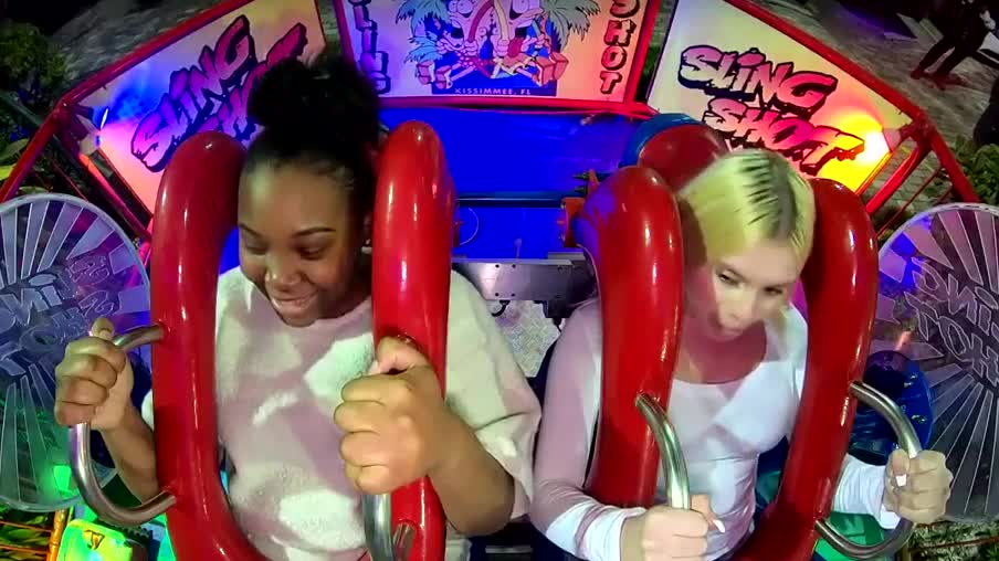 Une fille s’évanouit deux fois dans un Slingshot