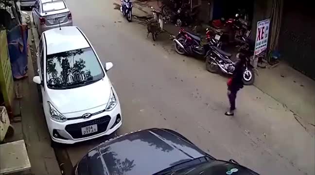 Une femme a un soucis avec ses pédales en sortant d'une place de stationnement