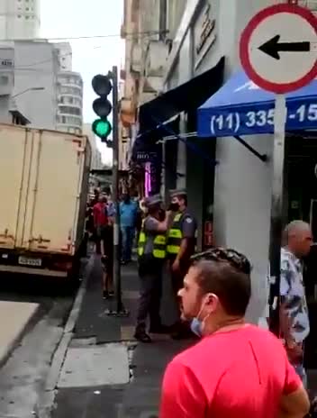 Un policier tient en joue son collègue (Brésil)