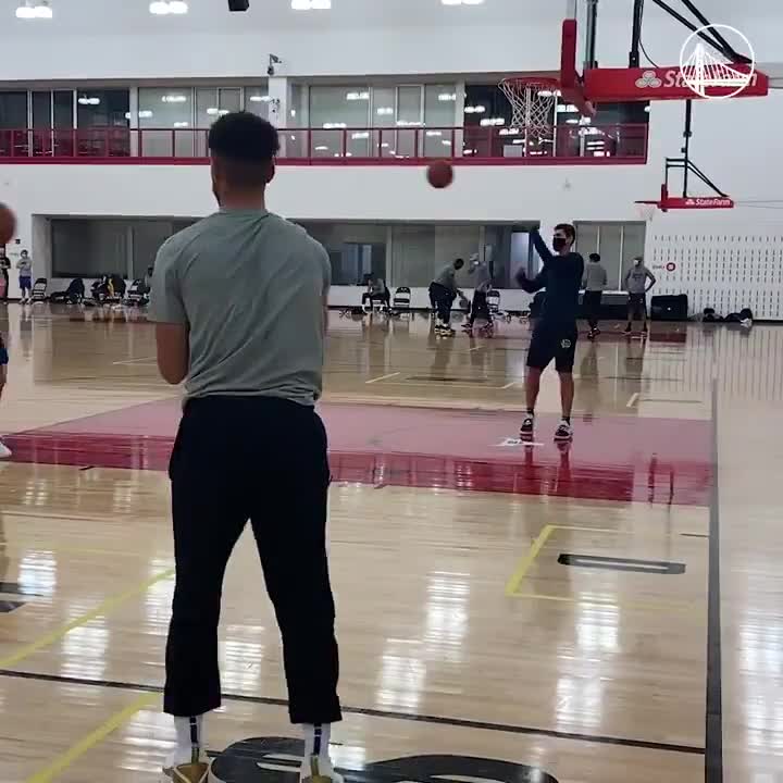 Stephen Curry met des 3 points Ă la chaine, pendant 5 minutes