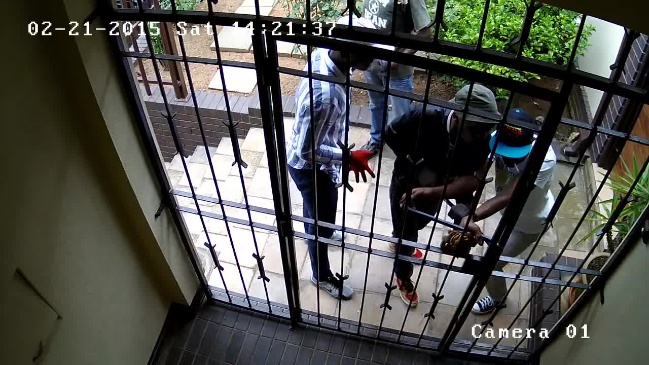 4 voleurs vs. la grille d’entrée d’une maison (Afrique du Sud)