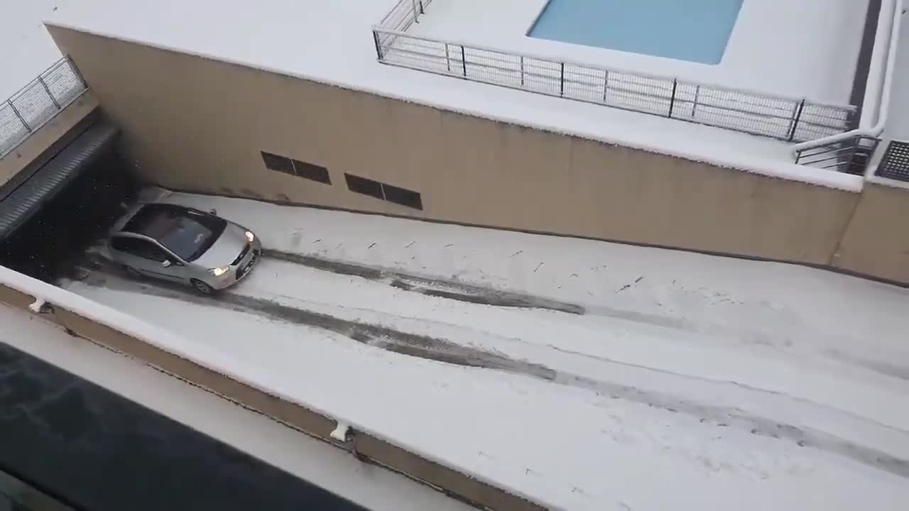 Sortir d'un parking en pente un jour de neige (Espagne)