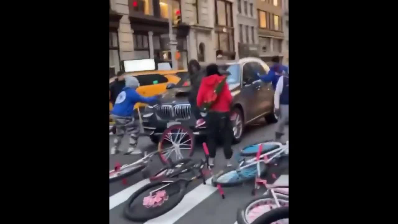 Des cyclistes new-yorkais attaquent une BMW