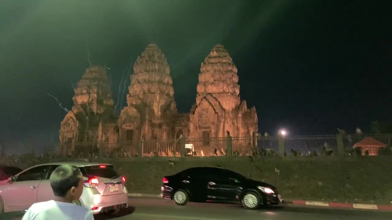 Des singes fuient un feu d’artifice (Thaïlande)