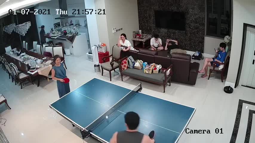 Régis montre ses talents au ping-pong