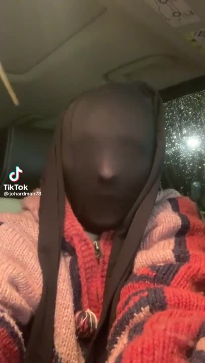 Elle entre dans une grande surface avec un collant sur la tĂŞte