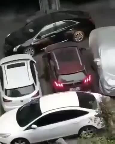 Cet automobiliste n'a pas du tout apprécié de se retrouver bloquer dans son parking