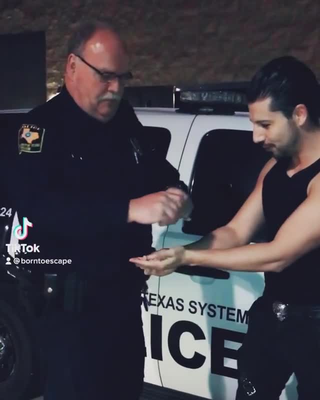 Il montre à un policier comment il peut retirer ses menottes