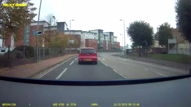 Un policier tombe tout seul de son vélo