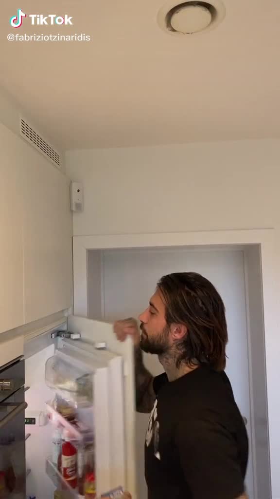 Un homme a un petit soucis avec la porte de son frigidaire