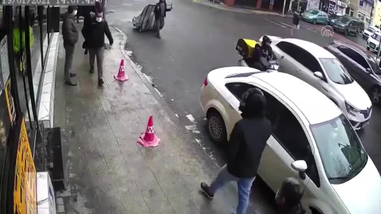 Un piéton se prend un bloc de glace sur la tête