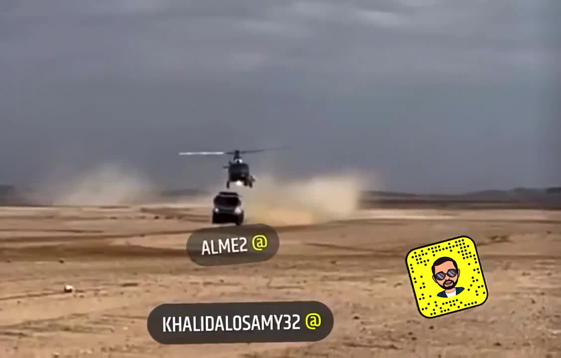 Un hélicoptère bouscule un camion (Dakar 2021)
