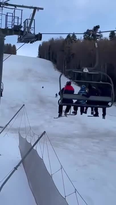 Un skieur se fait courser par un ours