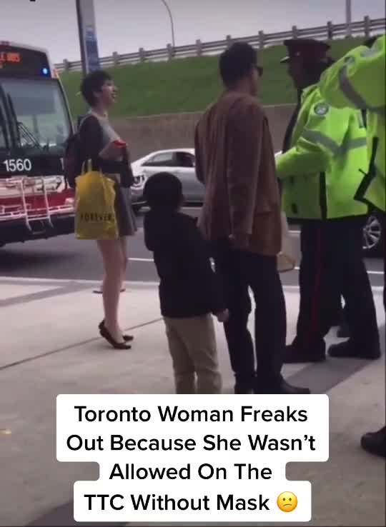 Une femme pète les plombs car on ne veut pas la laisser entrer dans le bus sans masque (Canada)