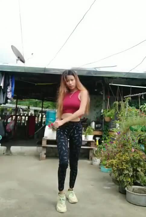 Une thaïlandaise à un petit accident lors d'une danse TikTok