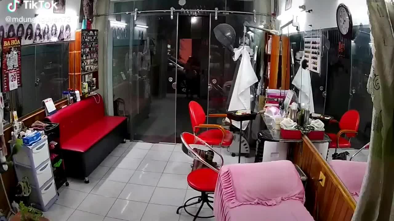 Une femme un peu trop pressée d'aller chez le coiffeur