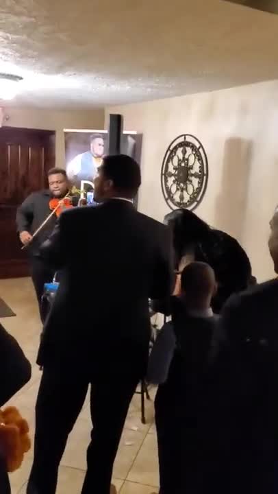 Un violoniste met une ambiance de folie à un mariage