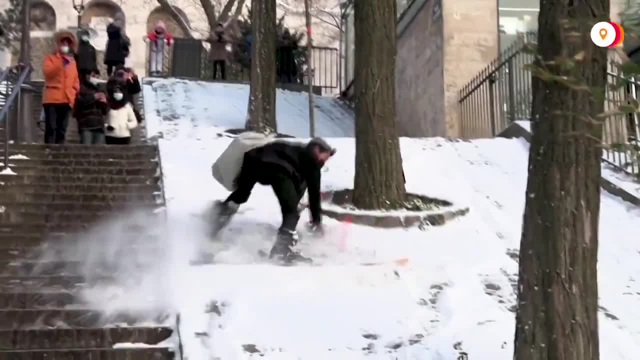 Un homme tente de skier sur les pentes de Montmartre (Paris)