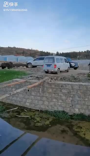 Une camionnette effectue une marche arrière très risquée