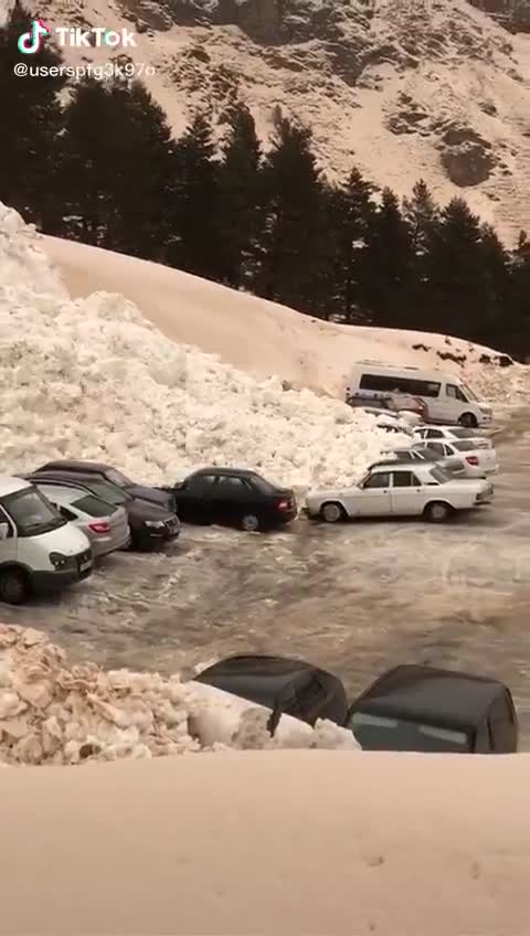Des voitures se font déplacer par une avalanche