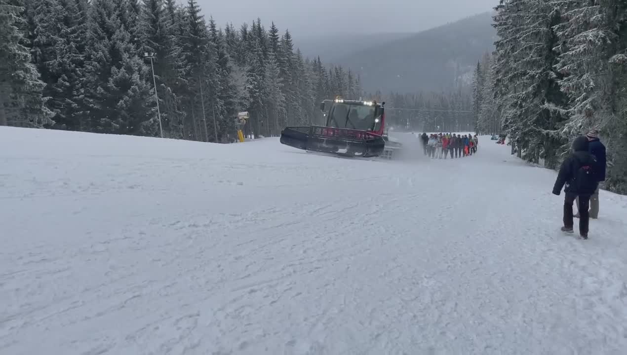 Une dameuse et son traineau de skieurs (République tchèque)