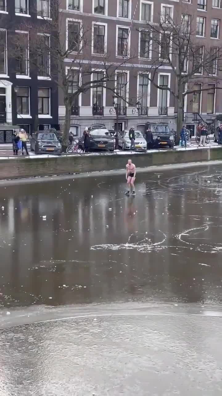 En caleçon, Régis fait du patin sur un lac (pas très) gelé