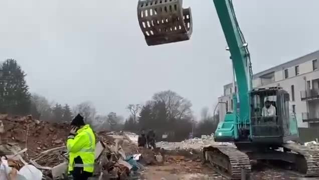 Une pelleteuse lui pique son bonnet